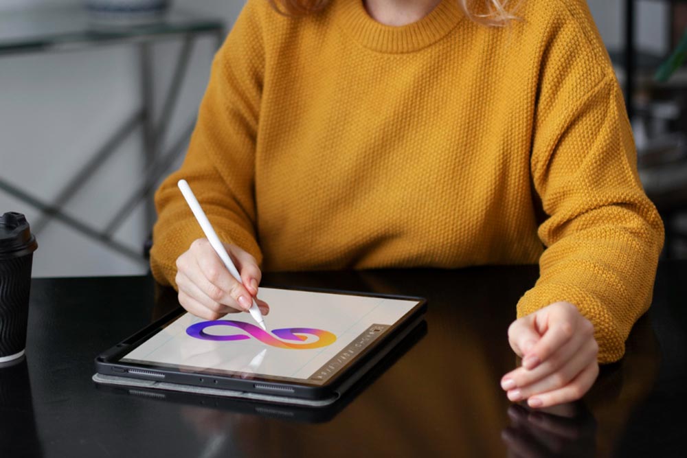 designing-a-logo-on-a-tablet